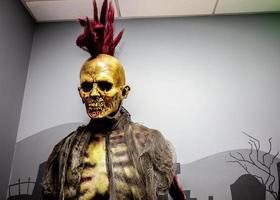Squelette factice d'Halloween dans le coin de la pièce photo