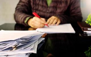 pile de document sur tableau noir photo