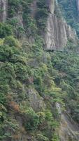 les beaux paysages de montagnes avec la forêt verte et la falaise rocheuse en éruption en arrière-plan dans la campagne de la chine photo