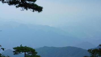 les beaux paysages de montagnes avec la forêt verte et la falaise rocheuse en éruption en arrière-plan dans la campagne de la chine photo