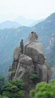 les beaux paysages de montagnes avec la forêt verte et la falaise rocheuse en éruption en arrière-plan dans la campagne de la chine photo