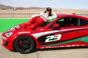 los angeles, 23 mars - kate del castillo avec le scion fr-s à la 37e formation annuelle de course de célébrités toyota pro au circuit international de willow springs le 23 mars 2013 à rosamond, ca photo exclusive