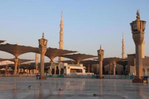 medina, arabie saoudite, oct 2022 - une belle vue de jour sur les minarets de masjid al nabawi et les parapluies ou auvents électroniques. photo