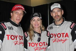 los angeles, 17 mars - william fitchner eileen davidson eddie cibrian lors de la séance d'entraînement pour la 36e course de célébrités toyota pro qui se tiendra à long beach, ca le 14 avril 2012 à l'hippodrome de willow springs le 17 mars 2012 à willow springs, Californie photo