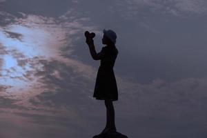 silhouette fille triste au coucher du soleil. photo