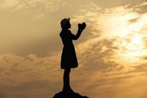 silhouette fille triste au coucher du soleil. photo