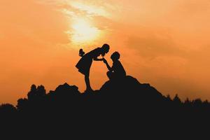 heureux jeune couple ensemble contre le beau coucher de soleil. liberté, photo