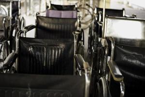 fauteuil roulant vide près du couloir de l'hôpital pour les patients de service et les personnes handicapées. médical photo