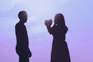 heureux jeune couple ensemble contre le beau coucher de soleil. liberté, photo