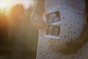 ventre de femme enceinte. notion de grossesse photo