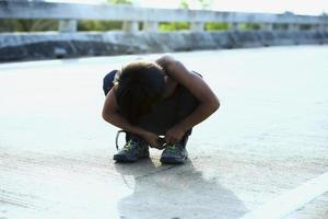 un enfant en gros plan de chaussures pour courir sur le pont photo