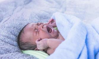 photo en gros plan d'un beau bébé endormi.