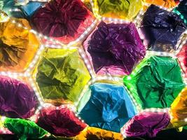 plastique abstrait artificiel multicolore brillant brillant led vacances joyeuses belles cellules hexagonales joyeuses. arrière-plan, texture photo