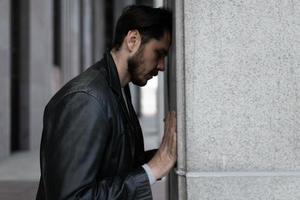 portrait d'un homme d'âge moyen souffrant de trouble de stress post-traumatique photo