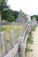 clôture en bois rustique dans le village des colons photo