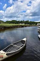 canoë le long de la rivière et des terres marécageuses photo