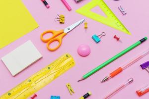 fournit des outils créatifs pour le travail créatif de l'école sur fond rose photo