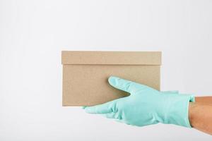 envoi de cartons entre les mains d'un coursier en gants de caoutchouc. photo