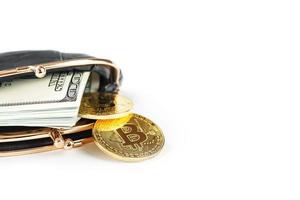 portefeuille classique noir avec des dollars et des pièces de monnaie bitcoin sur fond blanc. photo