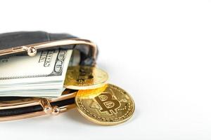 portefeuille classique noir avec des dollars et des pièces de monnaie bitcoin sur fond blanc. photo