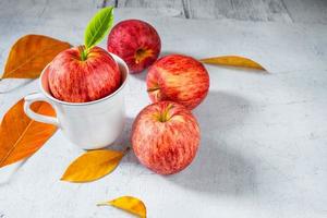 pommes rouges sur une table en bois blanche photo