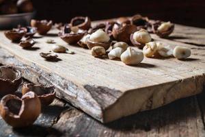 Noix de macadamia bio sur une table en bois photo