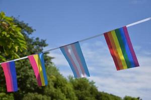 des drapeaux lgbtq ont été suspendus sur du fil contre le ciel bleu le jour ensoleillé, mise au point douce et sélective, concept pour les célébrations du genre lgbtq dans le mois de la fierté dans le monde entier. photo