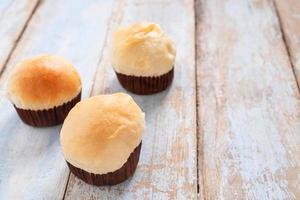 Cupcakes frais sur une table en bois photo