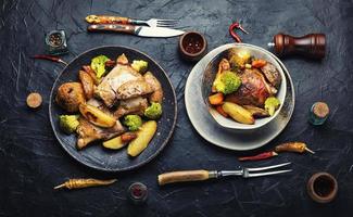 viande de poulet cuite au four épicée. photo