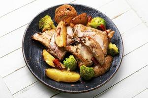 viande de poulet rôtie épicée avec pomme de terre photo