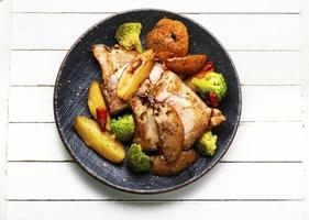 viande de poulet rôtie épicée avec pomme de terre photo