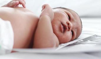 bébé nouveau-né dort dans un lit d'hôpital. photo