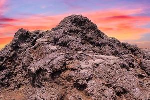 paysage volcanique irréel en islande avec des roches fumantes sur le volcan grabok. photo