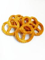 bretzels salés sur fond blanc photo