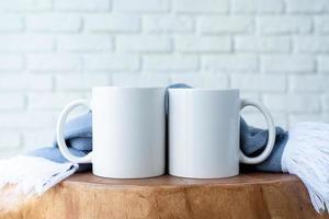 tasses blanches avec foulard sur table moderne en bois photo