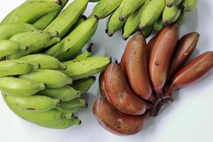 banane sur fond blanc. collection de bananes saine. régime de bananes mûres photo