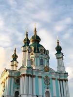 dômes verts de l'église avec des ornements en or à kiev, ukraine. photo