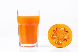 jus de citrouille en verre transparent isolé sur fond blanc. boisson végétarienne aux légumes. alimentation saine et régime alimentaire. photo