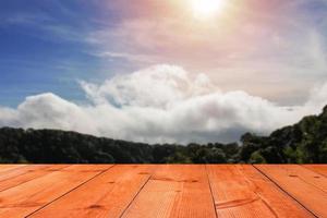 planche de bois marron sur la montagne photo