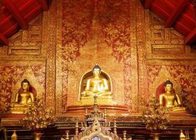 figures de bouddha doré à l'église photo