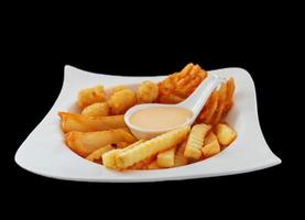 assiette blanche isolée de frites mélangées photo