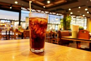 verre de boisson gazeuse froide sur la table photo