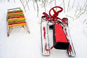 vieux traîneau et nouveau scooter des neiges photo