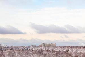 nuages roses sur le parc urbain et la ville en hiver photo