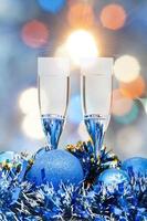 lunettes, boules de Noël bleues sur fond flou 2