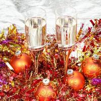 Voir ci-dessus des verres avec des décorations de Noël orange photo