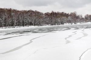 surface de glace fissurée de rivière gelée photo