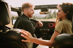 couple s'amusant en roadtrip photo