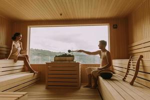 jeune couple se détendre dans le sauna photo