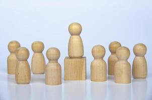 les personnes en bois figurent sur le dessus du cube en bois menant le reste de la figure en bois. photo